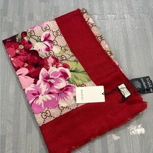 NWT Gucci women’s floral red cashmere scarf-wrap